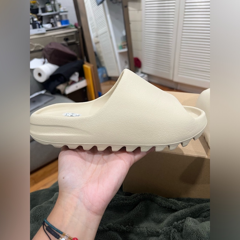 Yeezy Slides - Picture 8 of 10
